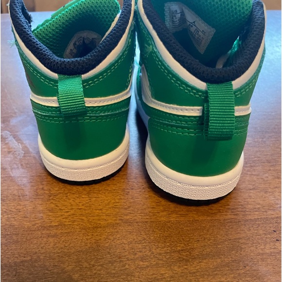 Nike  Jordan one mid lucky, green and white sneakers size 5C in great condition. - Picture 3 of 9